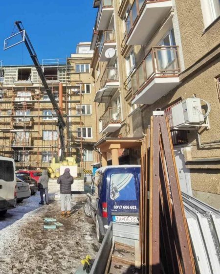 Osádzanie veľkých okien na nadstavbe bytového domu na Bulvári v Žiline