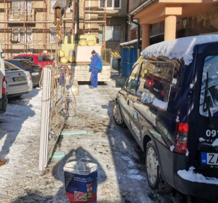 Osádzanie veľkých okien na nadstavbe bytového domu na Bulvári v Žiline