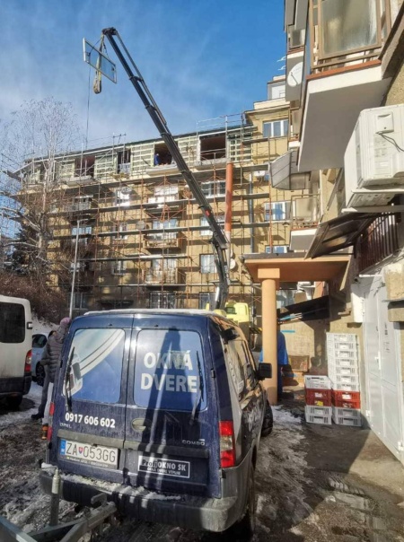 Osádzanie veľkých okien na nadstavbe bytového domu na Bulvári v Žiline