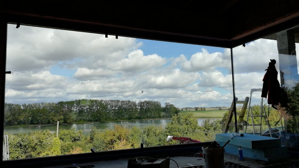 Nadrozmerné sklá - Výhľad cez nadrozmerné okno