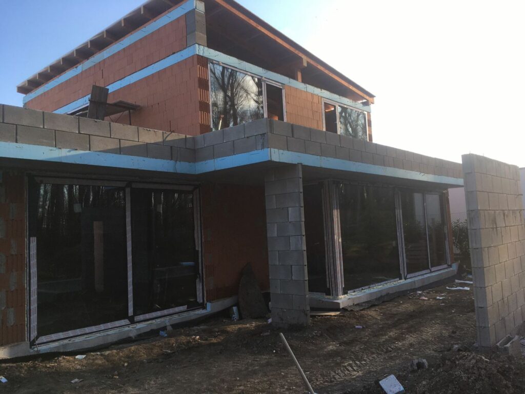 Nadrozmerné okná sú osadené a zasklené, pohľad z boku