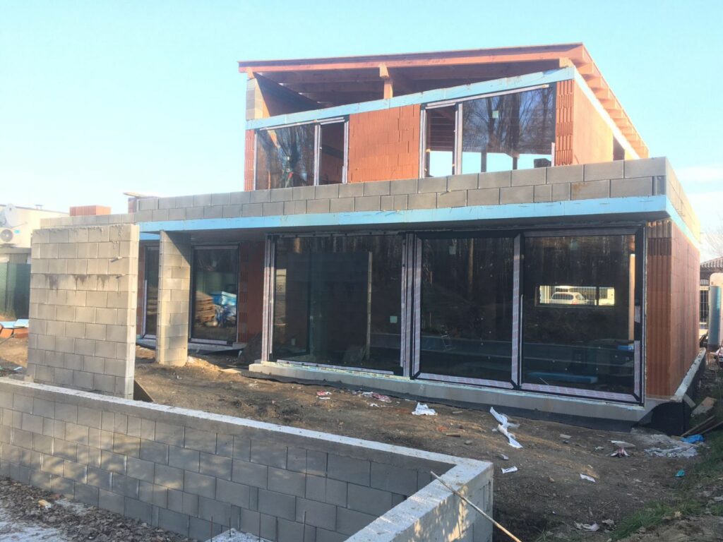 Nadrozmerné okná sú osadené a zasklené, pohľad spredu